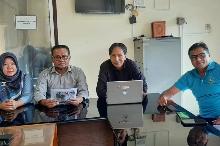 Ketua Panpel Sugiatmo didampingi Sekretaris Austin Tumengkol, Bendahara Marini Rizka Handayani, dan Sie Acara David Swayana usai rapat panitia di kantor PWI Sumut, Selasa (31/10). (Realitasonline.id/PWI Sumut)