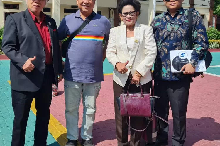 Foto bersama dari kiri ke kanan Dr. Djonggi M. Panggabean Simorangkir, SH.MH. Josua Tampubolon, SE. Dr. Ida Radjagukguk, SH.MH. Glenn Felix Simorangkir, SH.MH. Dr. (Cand ).  (Realitasonline.id/dok)