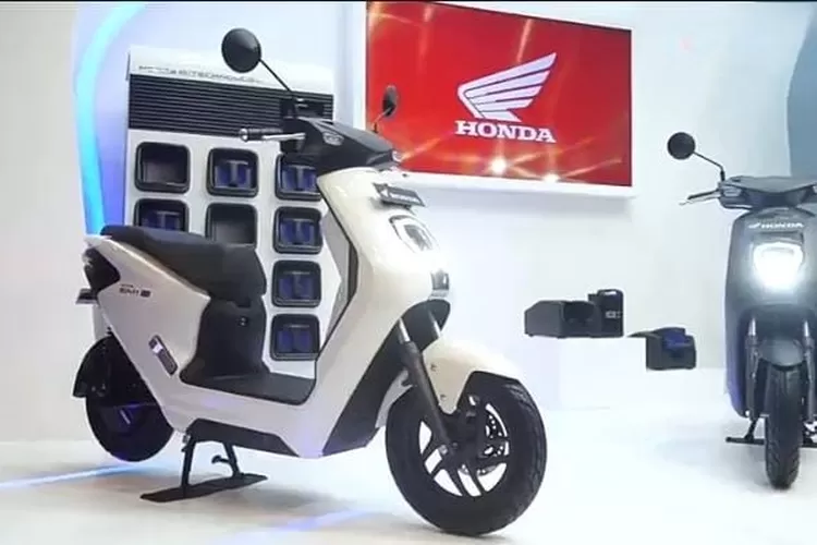 Varian putih dan hitam dari motor listrik Honda EM1 e. Sumber: Tangkapan Layar Youtube Otomotif TV