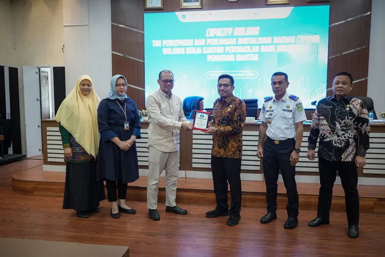 Walikota Medan Bobby Nasution diwakili Asisten Administrasi Umum, Ferri Ichsan, dalam kegiatan Capacity Building Tim Percepatan dan Perluasan Digitalisasi Daerah (TP2DD) Wilayah Kerja Kantor Perwakilan Bank Indonesia Pematangsiantar, Kamis (2/11) di Ruang Rapat III, k (Realitasonline.id/AY)