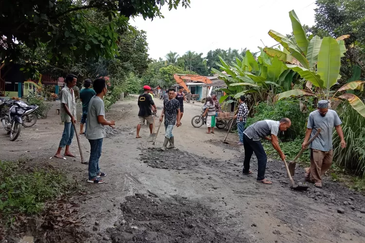 Warga Desa Pertumbukan gotong royong bersih bersih.   (Realitaonline.id/MA)