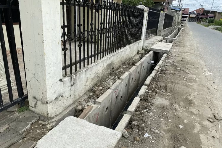 Saluran drainase lingkungan sepanjang 239 meter di jalan Garu I Gang Markisa, Kelurahan Sitirejo III, Kecamatan Medan Amplas telah selesai dibangun  (Realitasonline.id/AY)