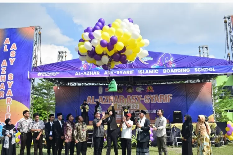 Kepala UPTD Kebakatan Olahraga Dinas Kepemudaan dan Keolahragaan (Dispora) Provinsi Sumatera Utara didampingi  Pembina Yayasan, Buya Dr. H. Maratua Simanjuntak, Direktur Sekolah Islam Al-Azhar Asy-Syarif Sumatera Utara, Muhammad Adyan MS, S.T., M.M bersama-sama melepas balon   (Realitasonline.id/dok)