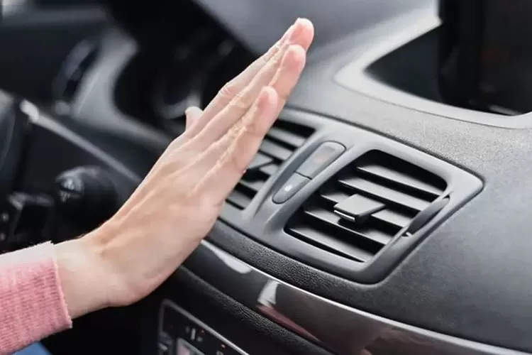 Ilustrasi AC mobil tidak dingin lagi   (Sumber : Freepik)