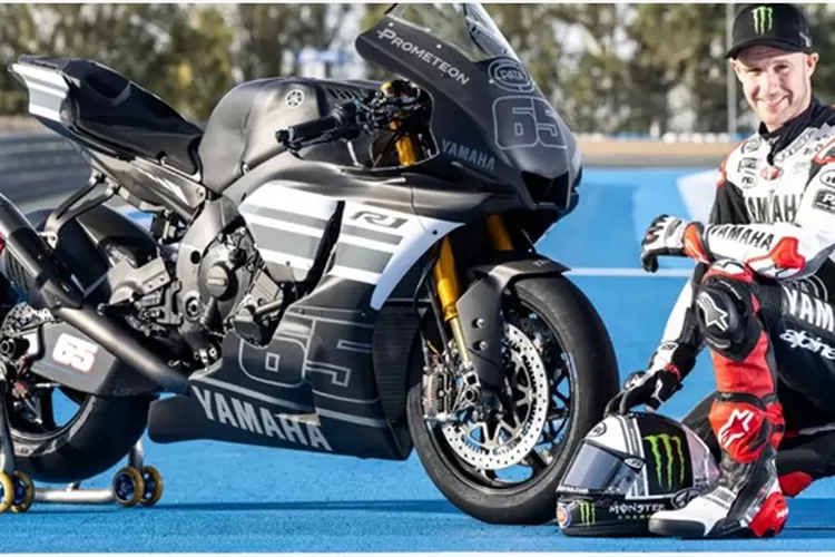 Jonathan Rea bepose dengan seragam barunya dan YZF R1 setelah perpindahannya ke Yamaha   (Sumber : Yamaha)
