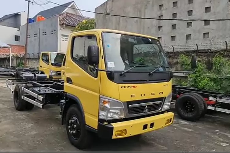 Tampilan Fuso dari Indonesia dengan warna khasnya yaitu kuning.   (Sumber: Tangkapan Layar YouTube B Channel)