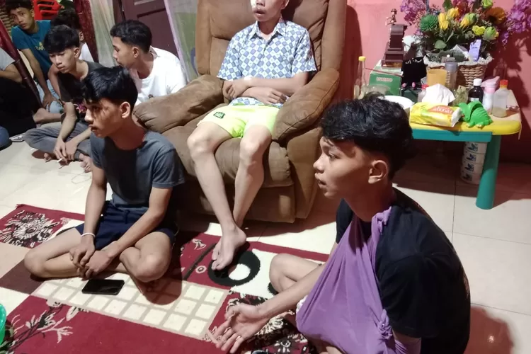 Empat pelajar dibantai puluhan Geng Motor bersenjata tajam celurit dan parang di Jalan Cemara simpang Jalan Wartawan depan Showroom Hino Kelurahan Pulo Brayan Darat  (Realitasonline.id/warga)