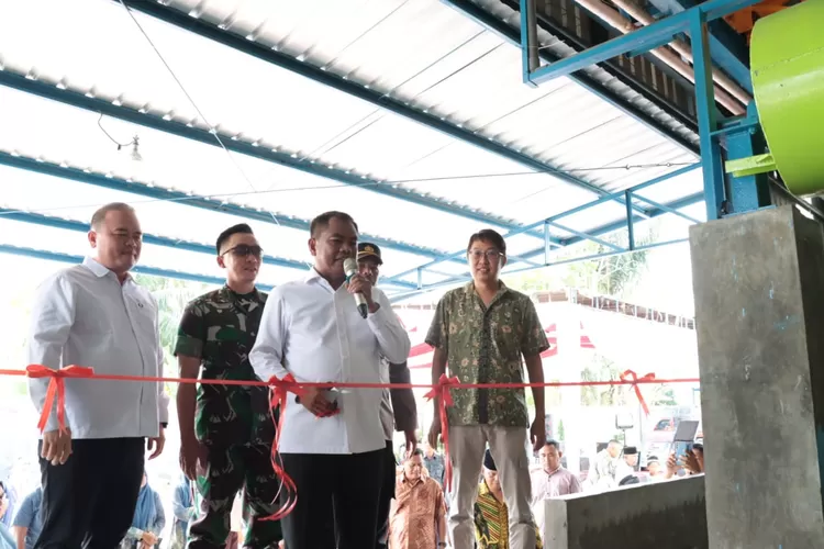 Bupati Kabupaten Sergai Darma Wijaya meresmikan pabrik es PT. Sergai Pilar Utama yang berdiri di Dusun VI, Desa Sei Rampah, Kecamatan Sei Rampah, Jumat (3/11/2023). (Realitasonline.id/humas)