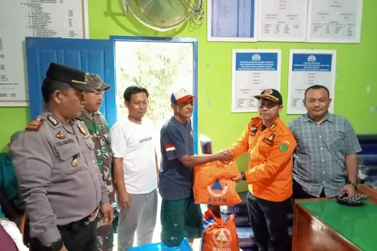 Serahkan: Kalaksa BPBD Tapsel Umar Halomoan Daulay  M.Pd, menyerahkan bantuan kepada warga terdampak banjir bandang di Desa Hapesong dan Desa perkebunan Batang Toru, Sabtu (4/11/2023).   (Realitasonline/Riswandy )
