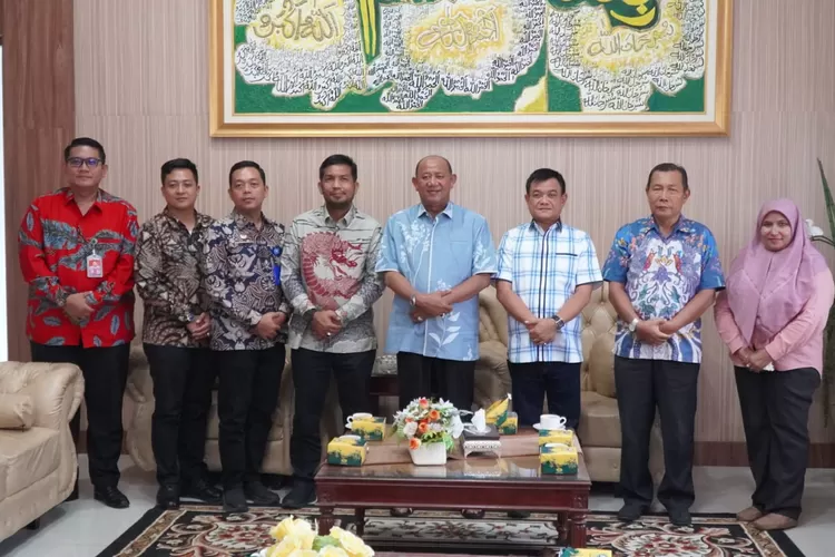 Plt Bupati Langkat H.Syah Afandin, SH menerima audiensi Kepala Rutan dan Kelapa Lapas di Rumah Dinas Bupati Langkat, Jum'at (03/11/2023). (Realitasonline.id/AA)