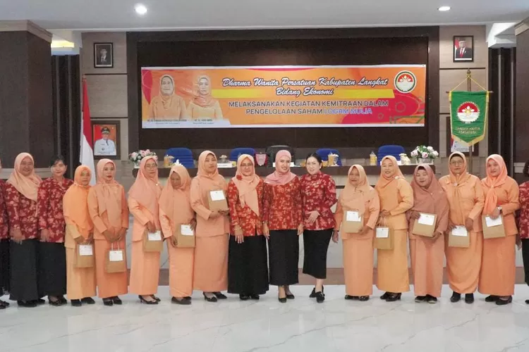  Ketua Dharma Wanita Persatuan (DWP) Kabupaten Langkat, Ny.Rina Wahyuni Amril Nasution poto bersamapertemuan bulanan DWP Langkat bertempat di Ruang Pola Kantor Bupati Langkat, Jum'at (3/11/2023). (Realitasonline.id/humas)