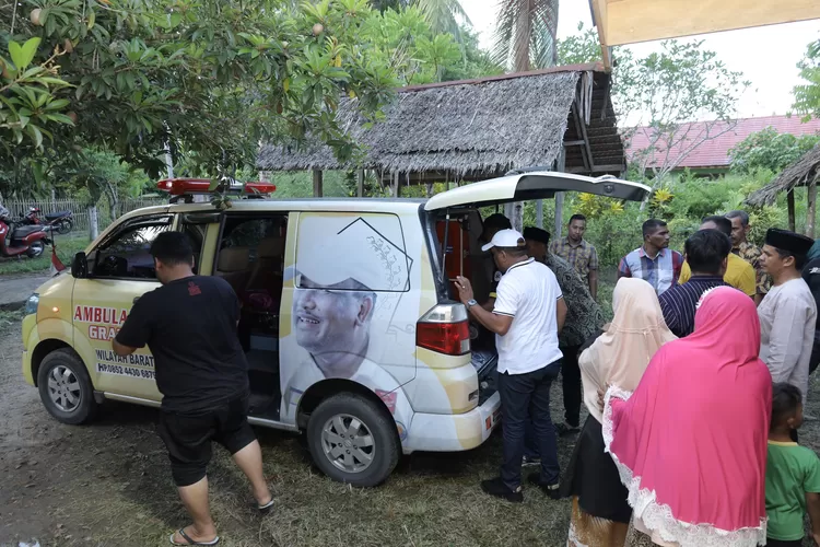 Dirut PT Takabeya Perkasa Group H Mukhlis (topi putih) terlihat sedang memastikan posisi Jamilah di dalam Ambulance untuk dibawa ke rumah sakit.   (Realitasonline.id/AJ)