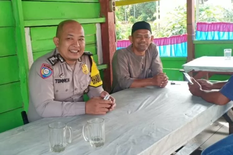 Sambangi : Personel Polres Tapsel sambangi warga Desa Muaratais I Kecamatan Angkola Muaratais, Kabupaten Tapsel, Kamis (2/11/2023).    (Realitasonline.id /Riswandy )