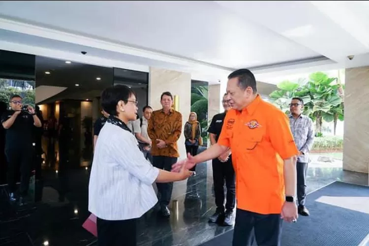 Bamsoet dan Menlu Retno Marsudi usai pertemuan di Kantor Kemenlu RI pada Jumat, 3/11/2023.   (Sumber : Instagram bambang.soesatyo)