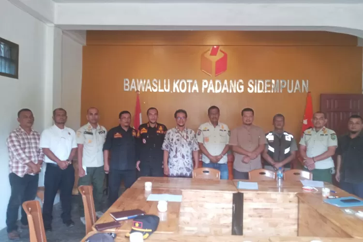 Rakor : Bawaslu dan Pemko Padangsidimpuan diwakili Satpol PP usai menggelar Rakor rencana dan sosialisasi untuk menertibkan APS Parpol dan Caleg Pemilu 2024,  (Realitasonline.id/riswandi)