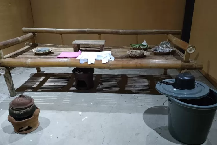 Sebuah ruangan yang diletakkan tempat proses persalinan di masa lalu.   (Realitasonline.id/AJ)