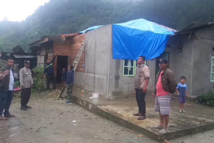 Atap rumah warga rusak akibat hantaman angin puting beliung Minggu (4/11) petang di Dusun Golat&nbsp; (Realitasonline.id/Dok)