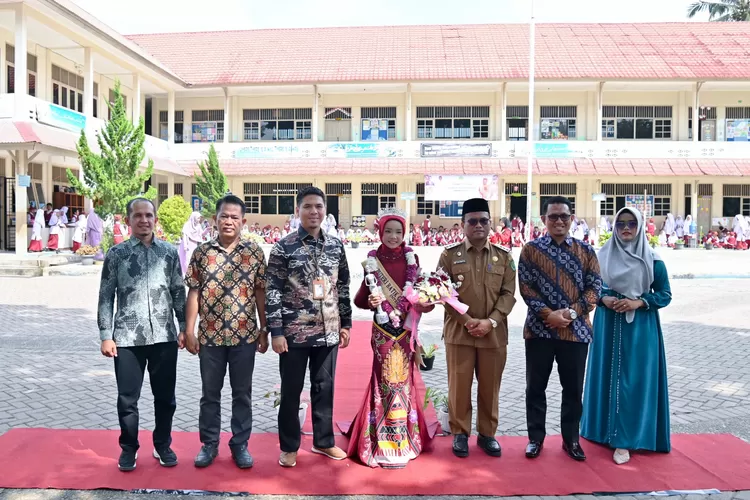 Pj. Walikota  Bersama Aisyahlim Fadillah Siregar, kepala sekolah dan orang tua Aisyahlim Fadillah Siregar (Realitasonline.id/dok)