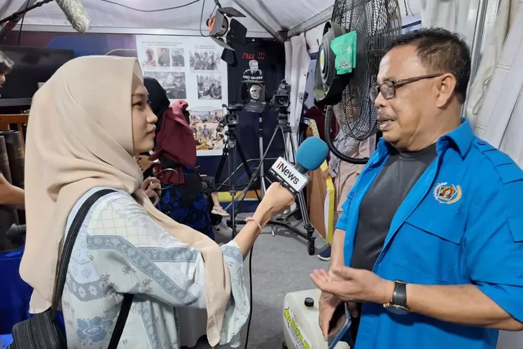 Ketua PWI Aceh Nasir Nurdin diwawancara di depan Stand PWI - IJTI di Banda Aceh (Realitasonline.id/AJ)