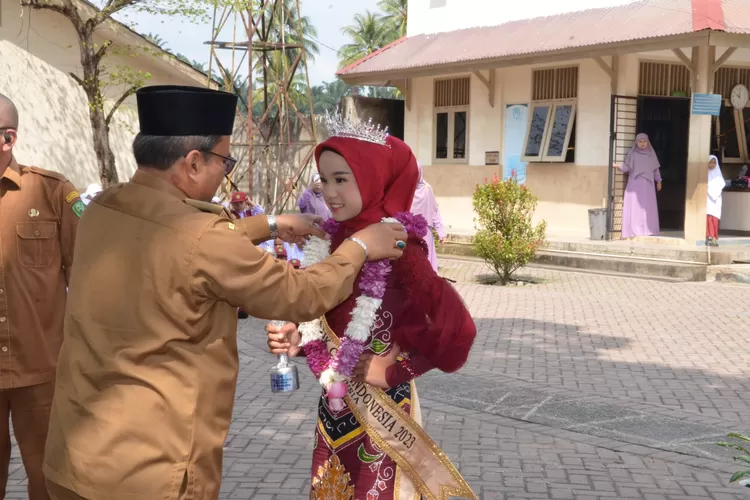 Sambut :  Pj. Wali Kota Padangsidimpuan Dr. H. Letnan Dalimunthe, S.KM, M,Kes, menyambut kedatangan Putri Batik Cilik  Inteligensia Indonesia 2023 di SD IT Perguruan Swasta Nurul Ilmi Padangsidimpuan, Senin (6/11/2023).   (Realitasonline /Riswandy )