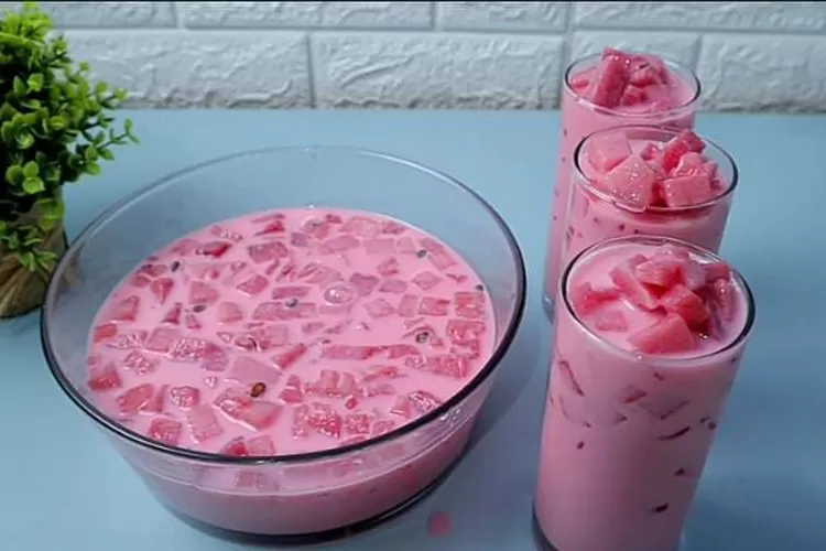 Cara membuat es susu buah semangka segar. (Tangkapan Layar Youtube Resep Bunda Yustin)