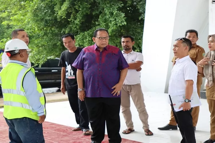 Ketua DPRD Sumut Baskami Ginting didampingi Kepala Unit Pelaksana Teknis Dinas (UPTD)  PUPR  Tanjung Balai ,Zivo Madresty Hutabarat, beserta jajaran meninjau rehabilitasi alun-alun Tanjungbalai (Realitasonline.id/Dok)