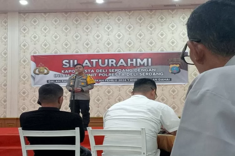 AKBP Raphael Sandhy Cahya Priambodo di hadapan puluhan wartawan (Realitasonline.id/zul)