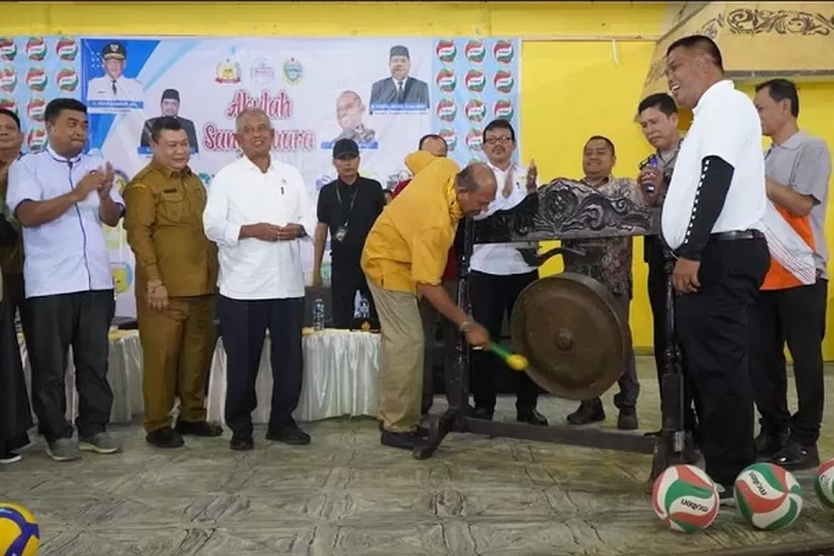 Plt Bupati Langkat H.Syah Afandin SH memukul gong dibukanya turnamen Volly Antar Pelajar SMA/SMK Negeri dan Swasta Sederajat se-Kabupaten Langkat (Realitasonline.id/AA)