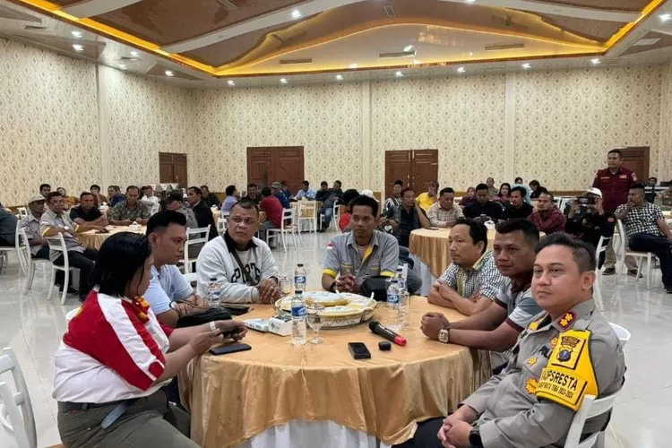  SILATURAHMI: Kapolresta Deliserdang, AKBP Raphael Sandhy Cahya Priambodo, SIK bersilaturahmi dengan wartawan di Uncle and Son Cafe Jalan Sudirman Lubukpakam, Kabupaten Deliserdang, Selasa (7/11/2023).   (Realitasonline/tumpal manik)