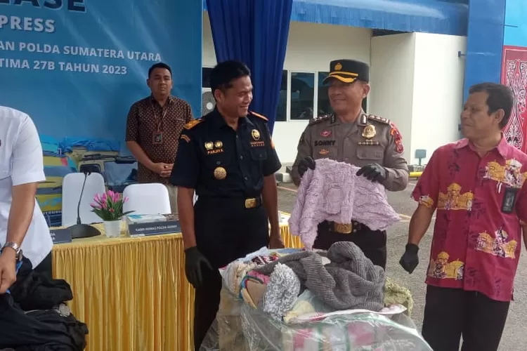 BARANG BUKTI: Direktur Reskrimsus Polda Sumut Kombes Pol Teddy Marbun dan Kepala Kantor Wilayah DJBC Sumut, Parjiya memeriksa barang bukti, Selasa (7/11/2023).   (Realitasonline.id/humas Polda Sumut )