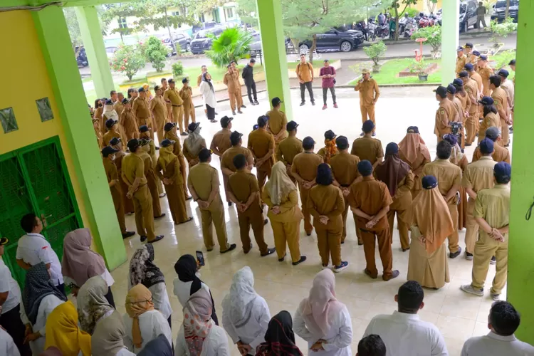 Bupati Kabupaten Serdang Bedagai (Sergai) Darma Wijaya memimpin apel gabungan empat dinas di Komplek Replika Istana Sultan Serdang, Perbaungan, Selasa (7/11/2023). (Realitasonline.id/ML)
