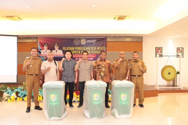 Bupati Segai poto bersama usai membuka Pelatihan Pengelolaan Desa Wisata yang dilaksanakan mulai 6  sampai 8 November, yang bertempat di Aula Theme Park Pantai Cermin, Senin (6/11/2023). (Realitasonline.id/ML)