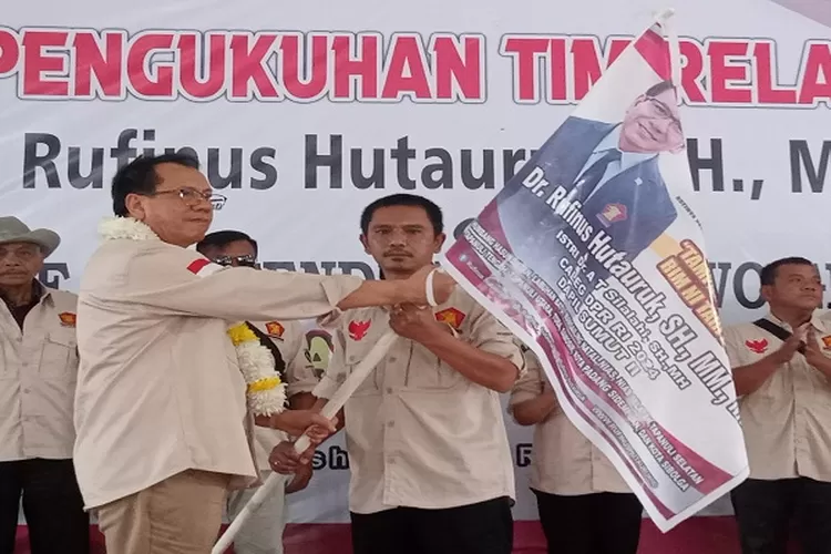 DR Rufinus Hutauruk kukuhkan tim relawan di Tapanuli Utara  (Realitasonline.id/Marudut)