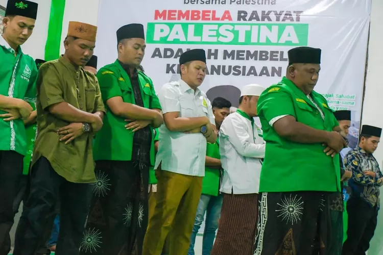  PW GP Ansor menggelar Salat Isya berjamaah yang dilanjutkan dengan Salat Ghaib untuk mendoakan para pejuang Palestina yang gugur dalam membela negaranya. (Realitasonline.id/ML)