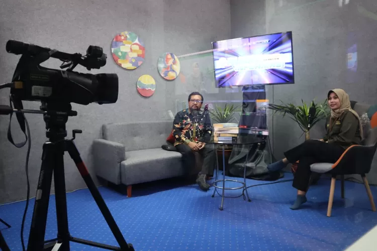 Kadis Diskotikdansa berada di Ruang Studi audio visual Diskominfo Kabupaten Jatim (Realitasonline.id/yudi)