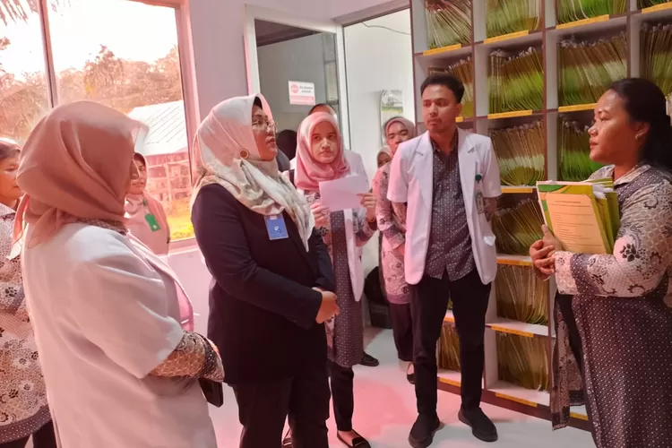 Tim Surveyor Akreditasi Puskemas melakukan akreditasi dan penilaian Puskesmas Dolok Masihul untuk meningkatkan kualitas mutu dan kinerja Puskesmas Dolok Masihul, Rabu (8/11/2023). (Realitasonline.id/ML)