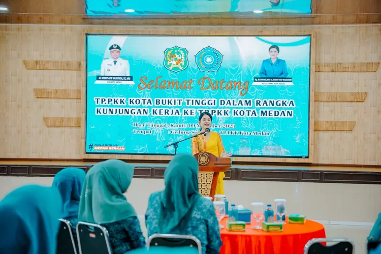 Ketua TP PKK Kota Medan Ny Kahiyang Ayu M Bobby Afif Nasution menerima kunjungan TP PKK Kota Bukittinggi di Gedung Serba Guna PKK Jalan Rotan Medan, Kamis (9/11) siang. (Realitasonline.id/humas)