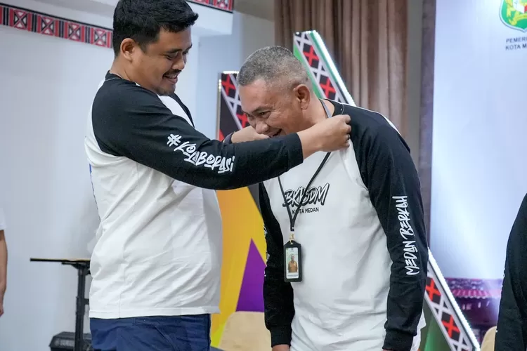  Walikota Medan menyematkan tanda peserta (Realitasonline.id/humas)