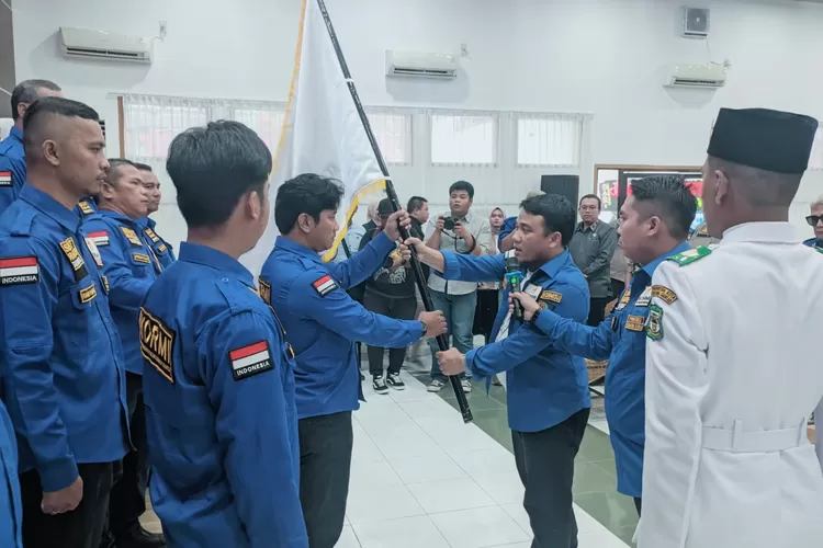  Penyerahan Pataka kepada Ketua Kormi Kota Pematangsiantar Aprial M Rizaldi Ginting.   (Realitasonline.id/RH)