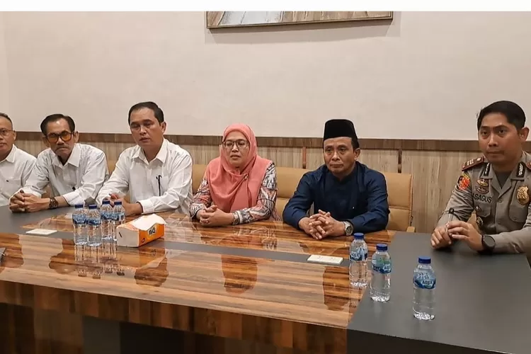 Rektor UINSU Prof Dr Nurhayati, MAg bersama Rektor Universitas HKBP Nomensen (UHN) Medan Dr Richard AM Napitupulu, ST, MT, Wakil Rektor III Bidang Kemahasiswaan UINSU Prof Dr Katimin, MAg dan pihak kepolisian memberikan keterangan kepada wartawan (Realitasonline.id/humas UINSU)