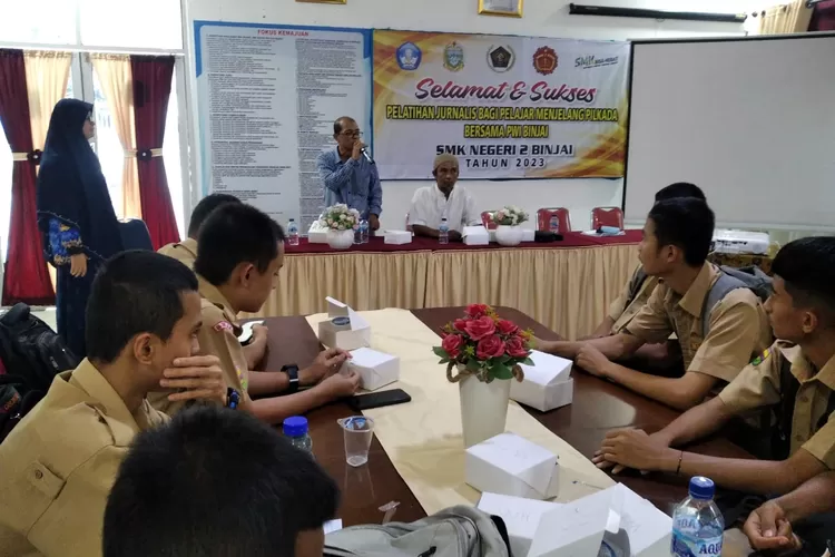 Ketua Persatuan Wartawan Indonesia (PWI) Kota Binjai, saat menyampaikan materi pada pelatihan jurnalistik di SMK 2 Binjai (Realitasonline.id/dok)