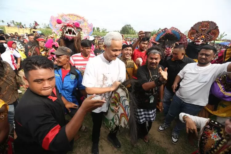 Ganjar Pranowo ikut menari menunggangi kuda lumping saat menghadiri konsolidasi pemenangan bersama ratusan relawan se Sumut di Kabupaten Deliserdang, Jumat (10/11/23). (Realitasonline.id/zul)