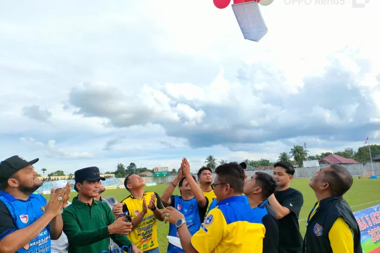 Pembukaan Kompetisi Grup D, Liga 3 PSSI Aceh Tahun 2023, di Stadion Kota Langsa, ditandai pelepasan Balon oleh Syaridin S.Pd, M.Pd, ke udara, Sabtu (11/11/2023) sore. (Realitasonlone.id/YO)