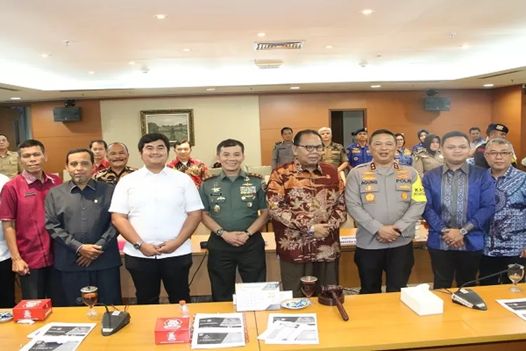 Ketua DPRD Sumut Baskami Ginting bersama Komisi A DPRD Sumut saat gelar Rapat Dengar Pendapat bersama Forkopimda (Realitasonline.id/Dok)