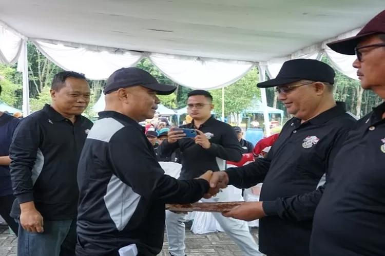  Asisten Perekonomian dan Pembangunan Ir. Oktoni  menyerahkan sertifikat Koperasi berprestasi secara simbolis (Realitasonline.id/HS)