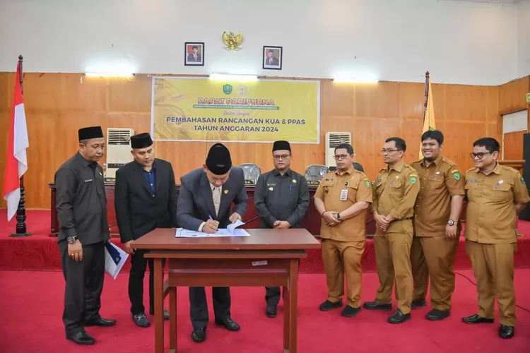 Ketua DPRD Padangsidimpuan Siwan Siswanto Teken KUA - PPAS R-APBD Kota Padangsidimpuan Tahun 2024 Disaksikan Wakil Ketua DPRD Rusydi Nasution, Pj. Walikota Padangsidimpuan Dr. H. Letnan Dalimunthe,S.K.M, M.Kes di ruang sidang DPRD Padangsidimpuan (Realitasonline.id/RIF)