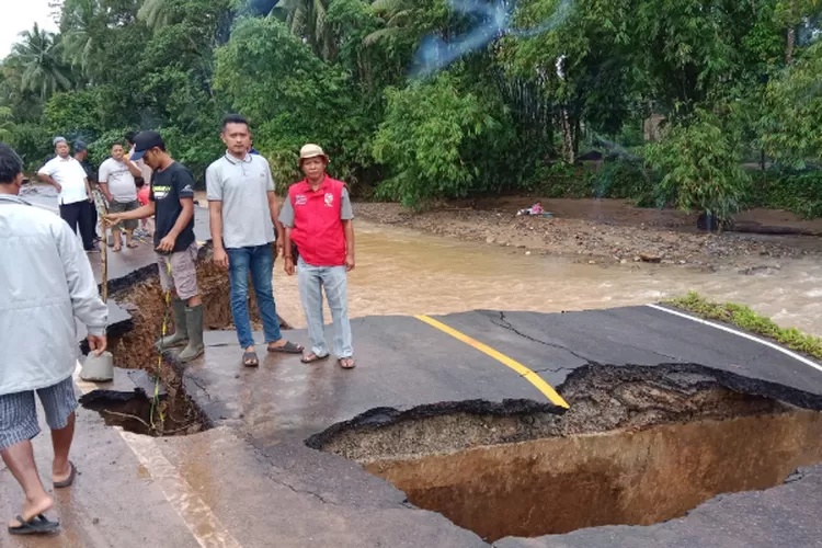 Hati-hati! Ruas Jalan Nasional Lintas Barat Batang Toru - Mandailing Natal Putus Total Gegara Diterjang Banjir