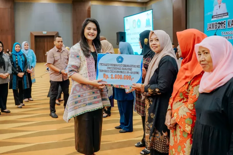 Ketua PKK Kota Medan Kahiyang Ayu Serahkan Penghargaan kepada Kader yang Mengabdi hingga 15 Tahun, Ini Pesan Bobby Nasution