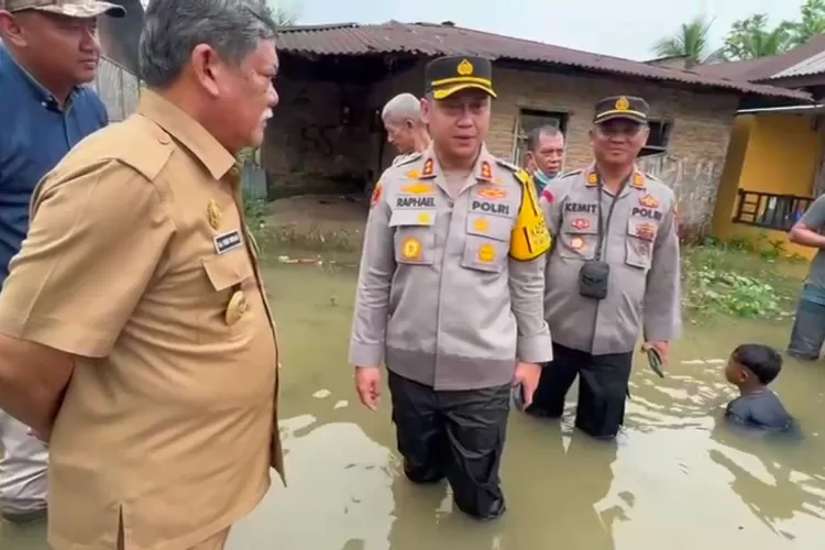 Kapolresta Deli Serdang AKBP Raphael Shandy Cahya Priambodo SIK bersama Plt Bupati Deli Serdang H.M.Ali Yusuf Siregar dilokasi banjir (Realitasonline.id/zul)