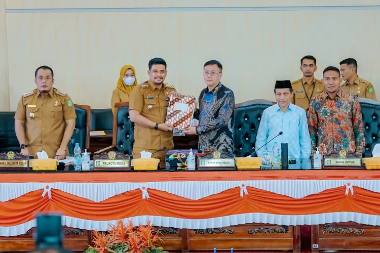 Walikota Medan Bobby Nasution menandatangani nota kesepahaman perubahan Ranpeda RPJMD dalam Rapat Paripurna DPRD Medan, Selasa (14/11). (Realitasonline/kominfo)